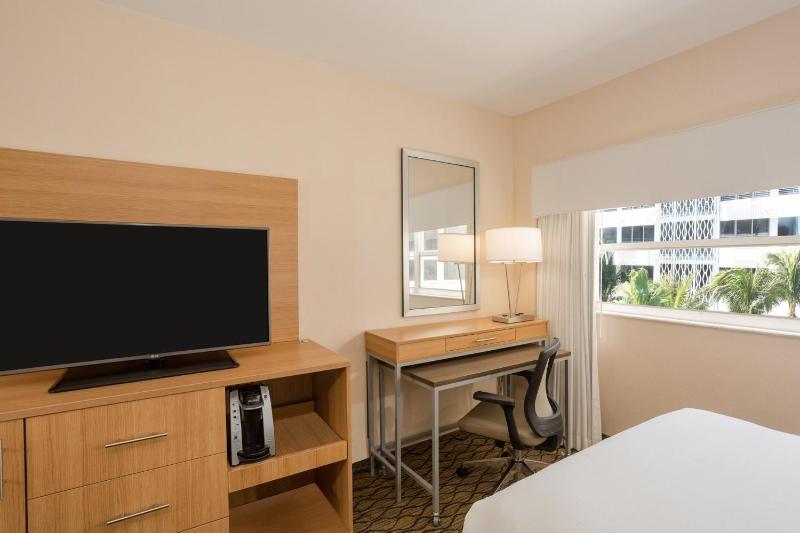 Standard King Room image 4