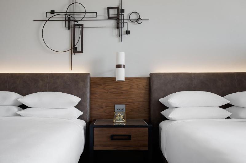 Queen Room with Two Queen Beds Lounge Access - City View image 4