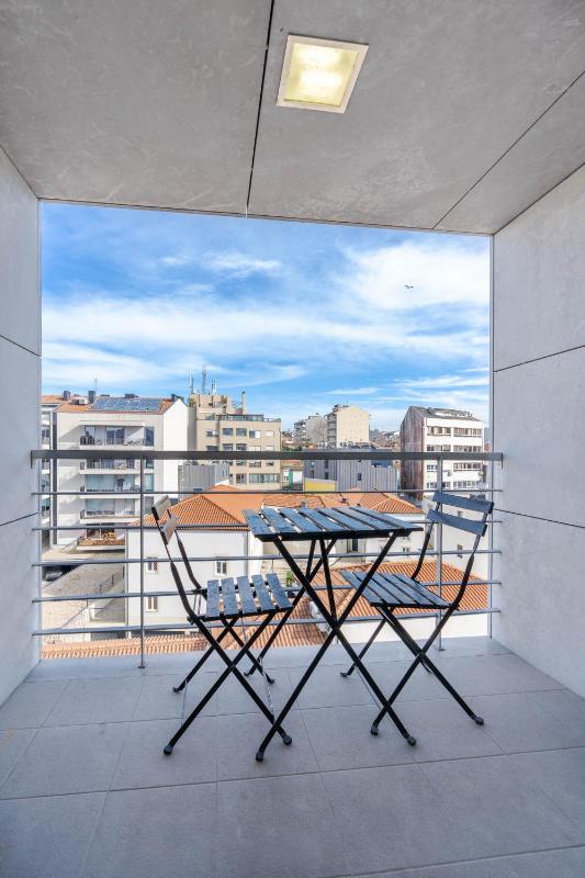 Cedofeita Sunny apartment with balcony & parking - image 9