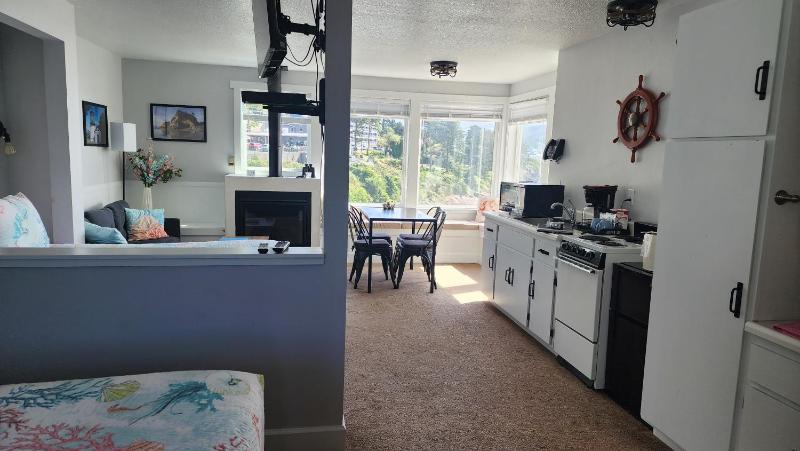 Deluxe Double Room with Sea View image 2
