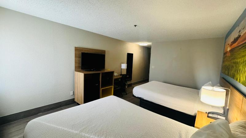 Queen Room with Two Queen Beds - Non-Smoking image 3