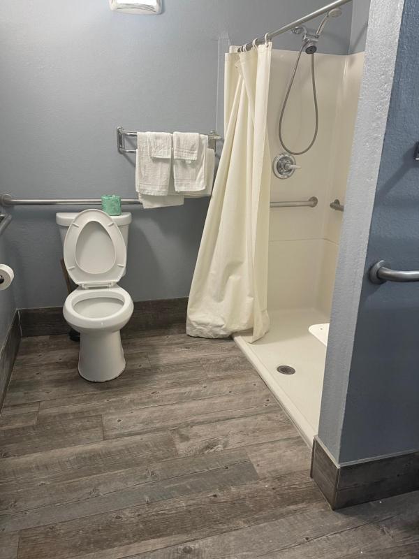 Standard King Room image 4