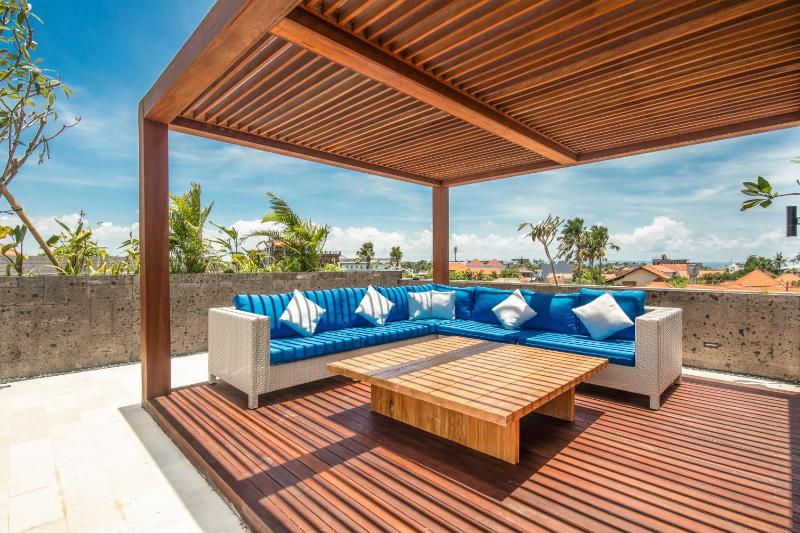 Luxe 5BR Villa 200m to Brawah Beach Retreat - image 13