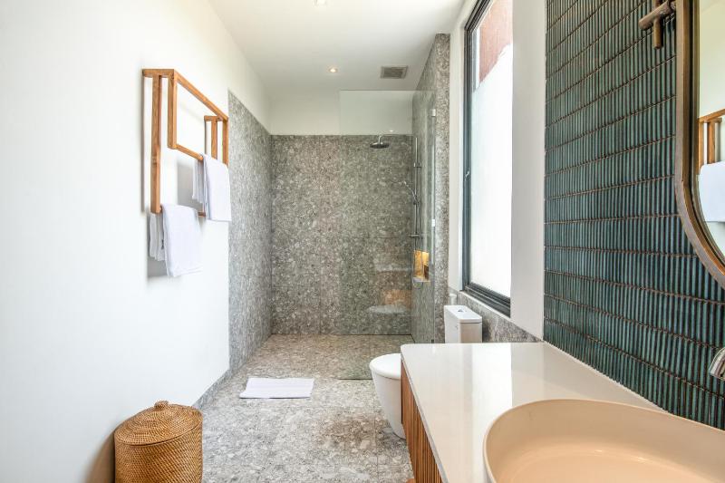 Luxe 5BR Villa 200m to Brawah Beach Retreat - image 8