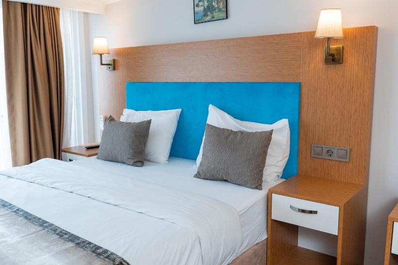 Triple Room with Sea View and Balcony image 4