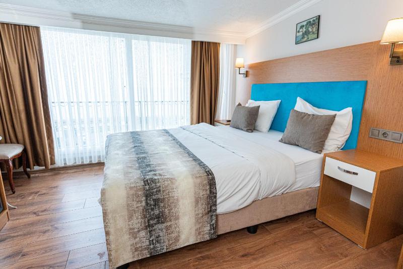 Triple Room with Sea View and Balcony image 2