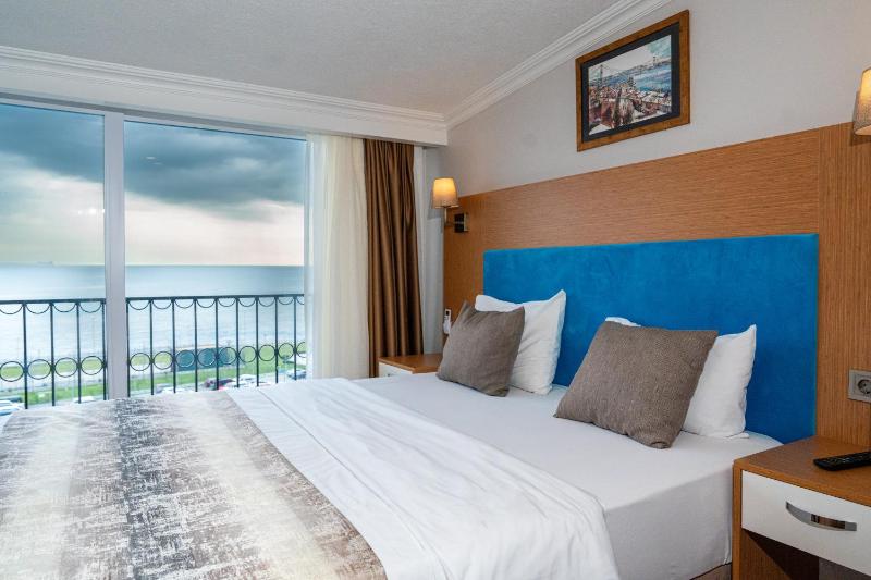 Triple Room with Sea View and Balcony image 3