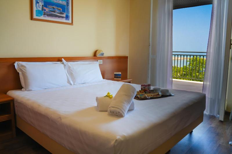 Double Room with Balcony and Sea View image 1