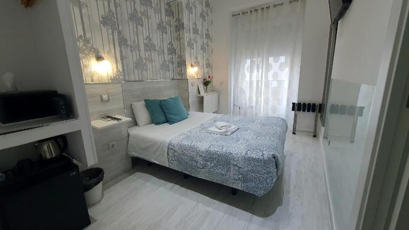 Small Double Room image 3