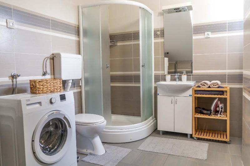 Spacious Studio 10 mins Walk to City Center l Washing Machine l Baby Crib l Breakfast - image 11