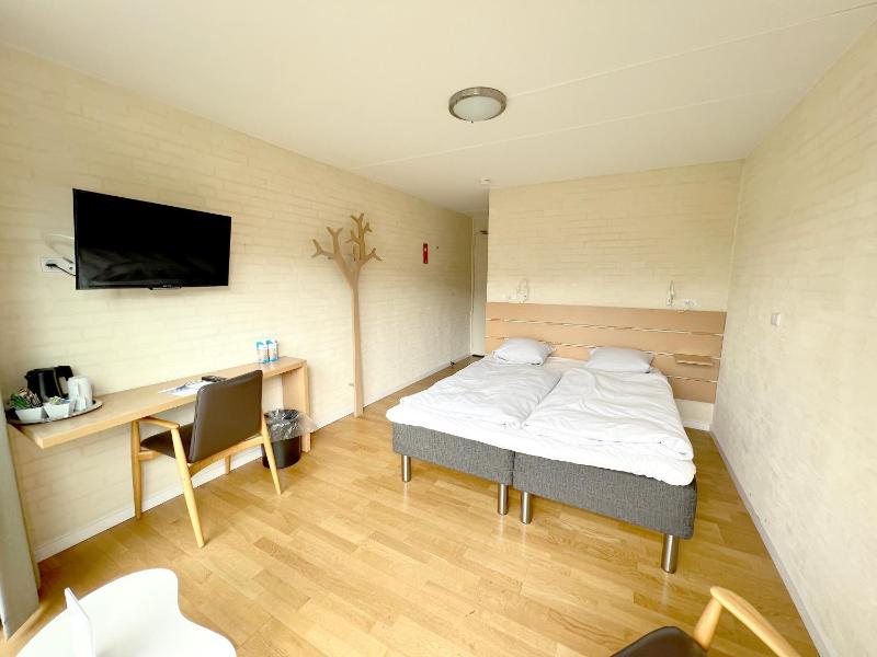 Double Room image 4