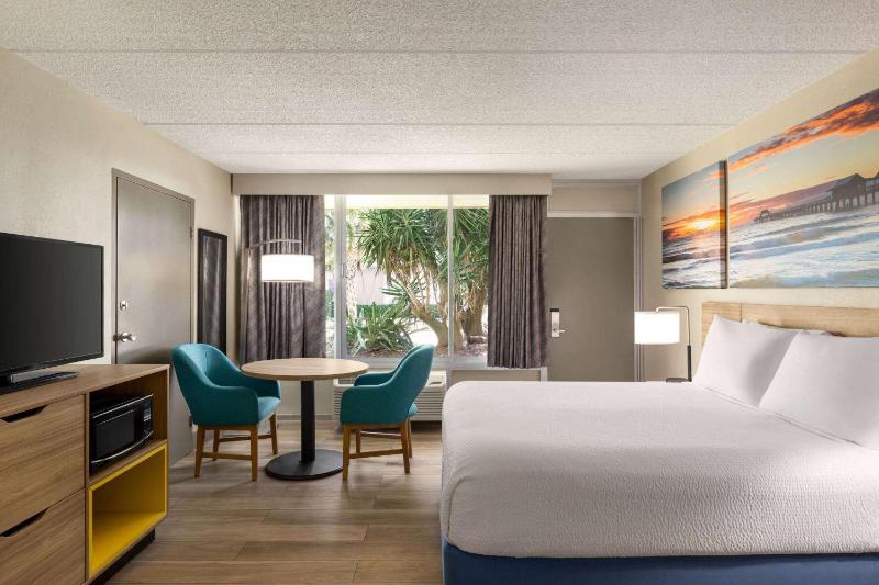 1 Queen Room – Mobility Accessible/Non-Smoking image 1