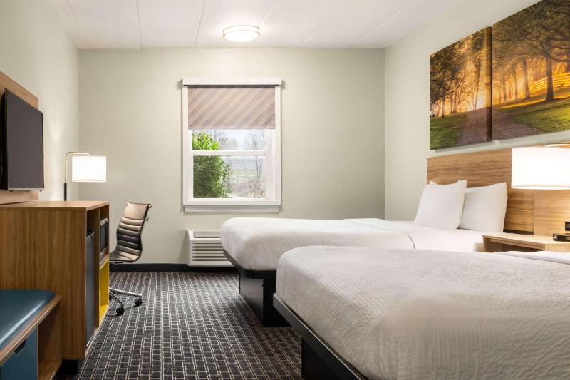 Queen Room with Two Queen Beds - Non-Smoking image 1