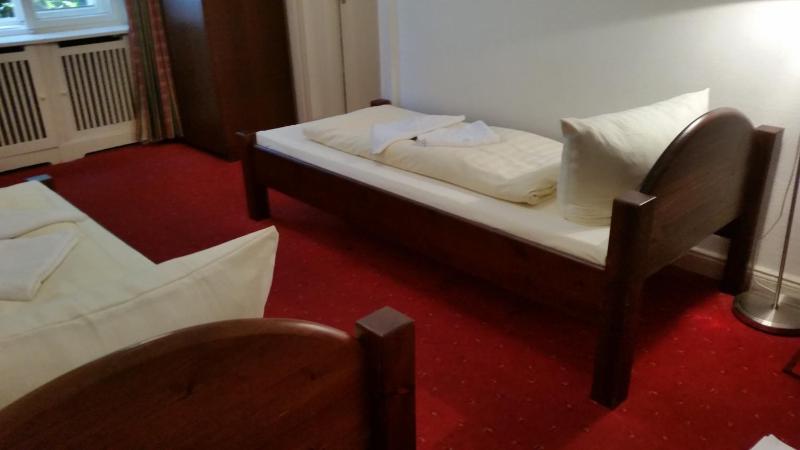 Twin Room image 3
