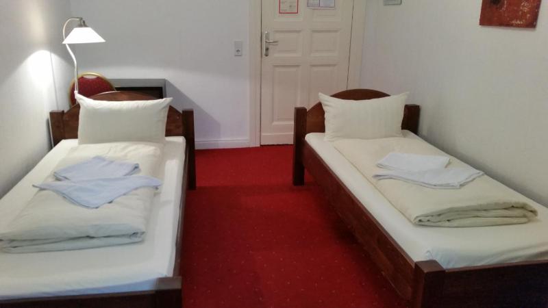 Twin Room image 4
