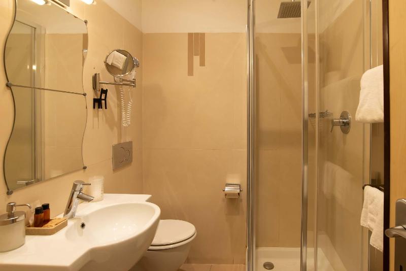 Double or Twin Room image 4