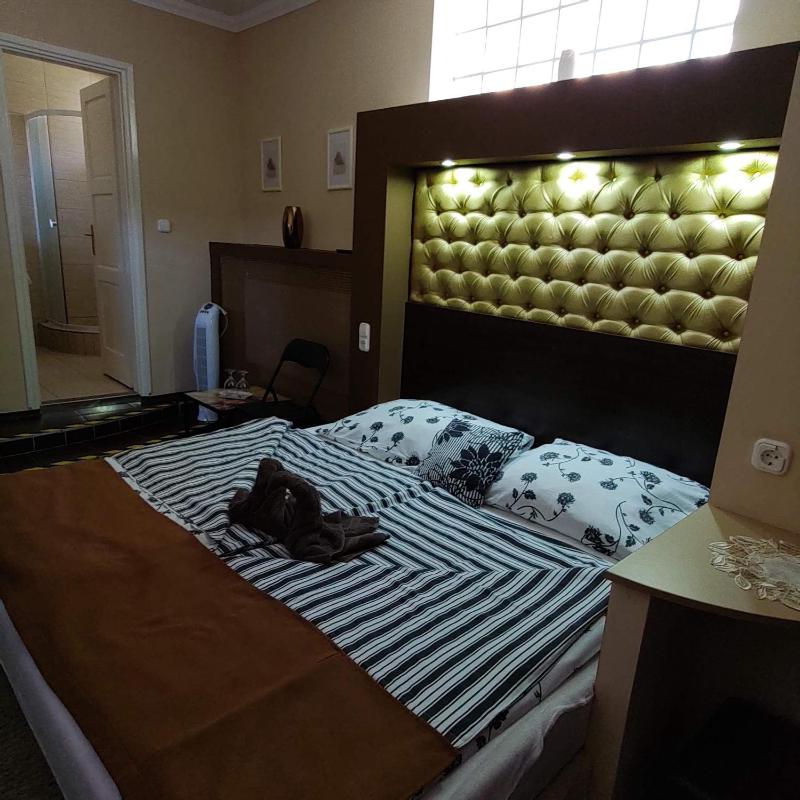 Double Room with Balcony image 2