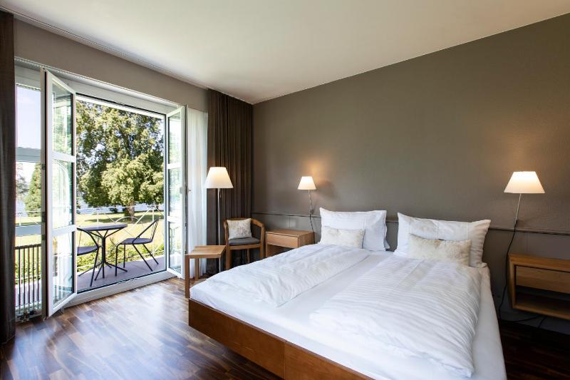 Double Room with Lake View image 2