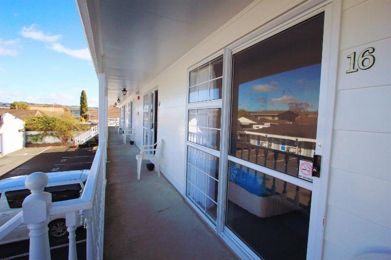 Golden Glow Motel - image 12