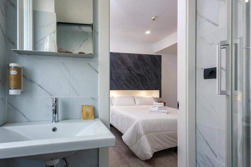 Superior Triple Room image 3