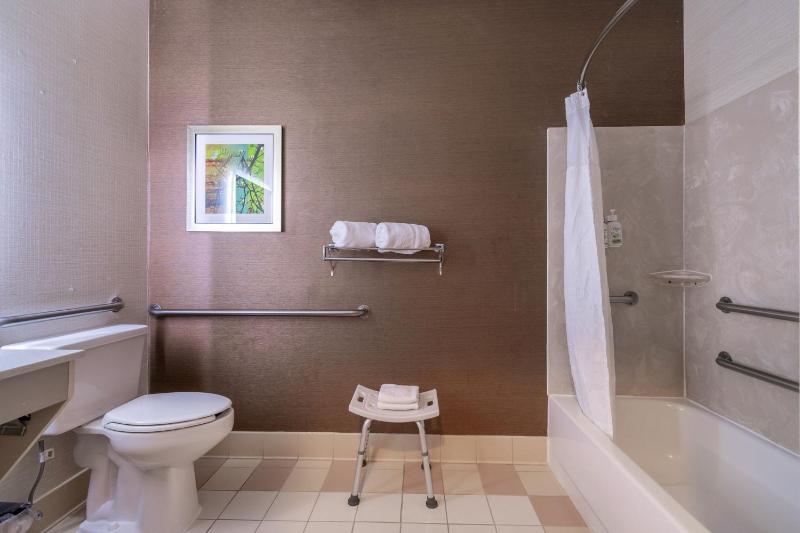 King Room with Bath Tub - Mobility Accessible/Non-Smoking image 3