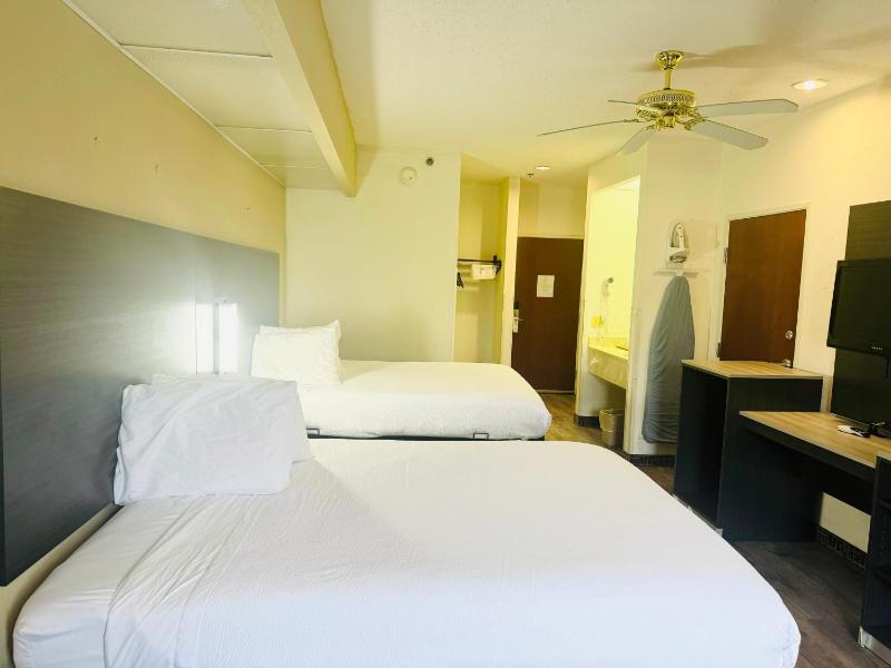 Queen Room with Two Queen Beds - Non-Smoking image 4