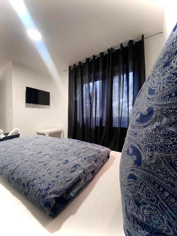 Single Room with Bathroom image 3