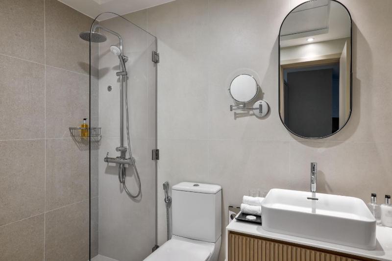 One Bedroom Suite with 1 Queen Bed - City View - Includes 20% Off Food & Beverage image 3