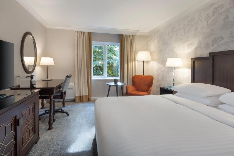 Superior King Room image 4