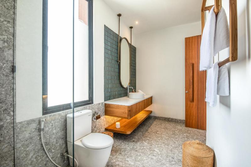 Luxe 5BR Villa 200m to Brawah Beach Retreat - image 25