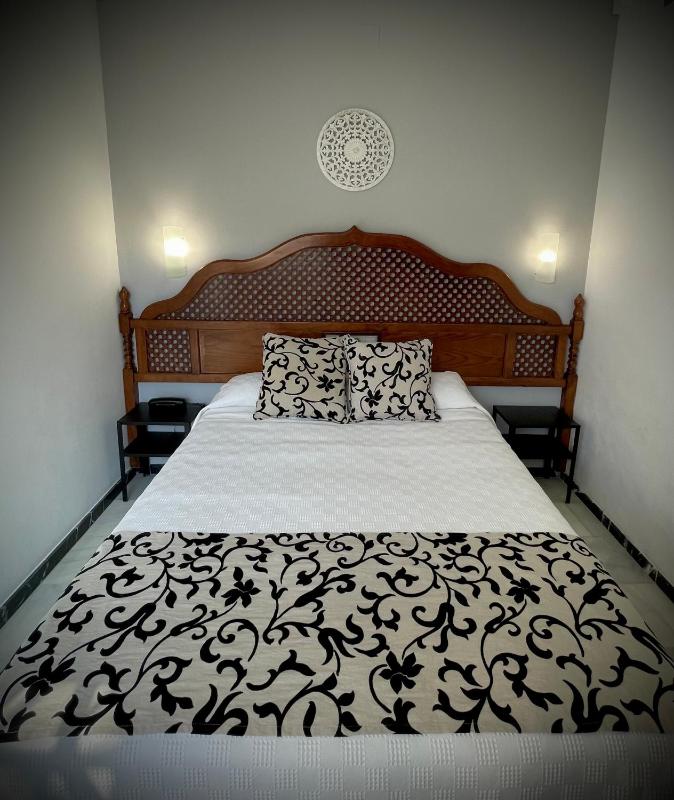 Economy Small Double Room with One Bed image 2