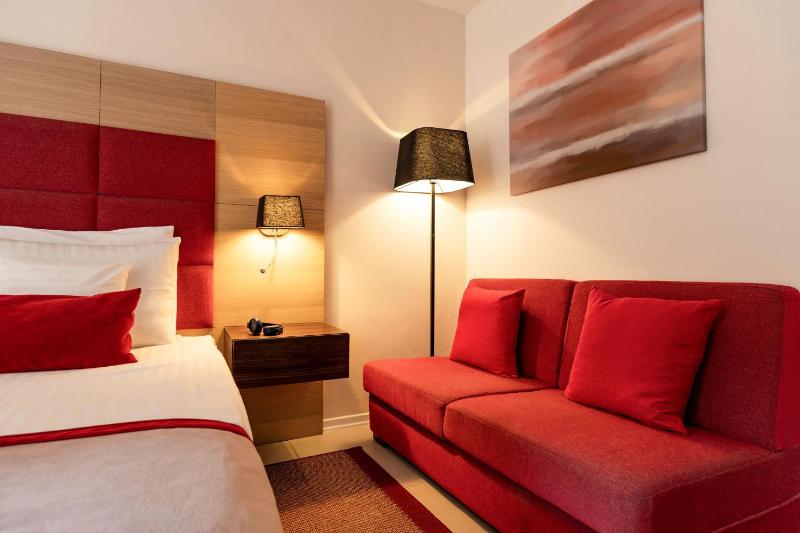Double Room with Balcony image 3