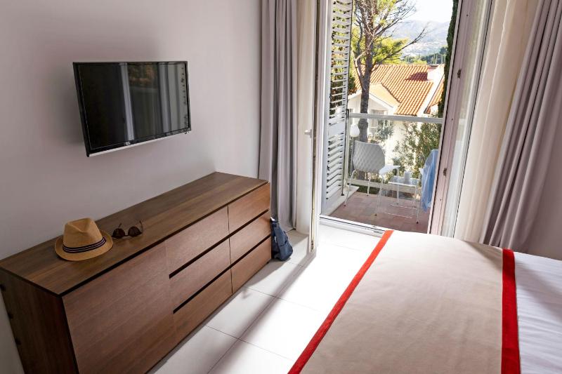 Double Room with Balcony and Sea View image 4