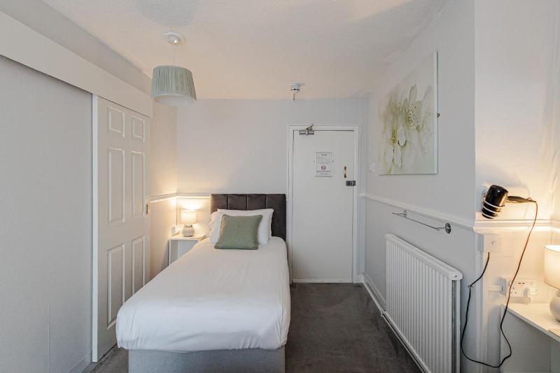 Standard Twin Room image 3