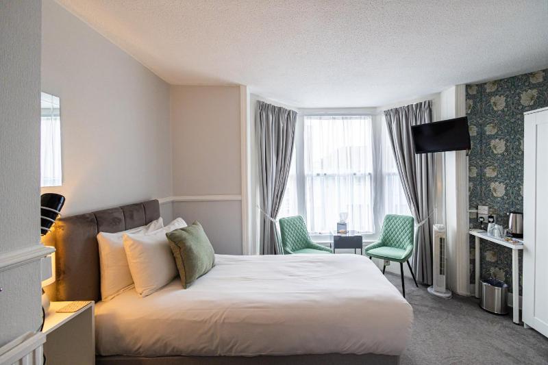 Standard Twin Room image 4