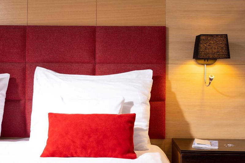 Double Room with Balcony and Side Sea View image 3