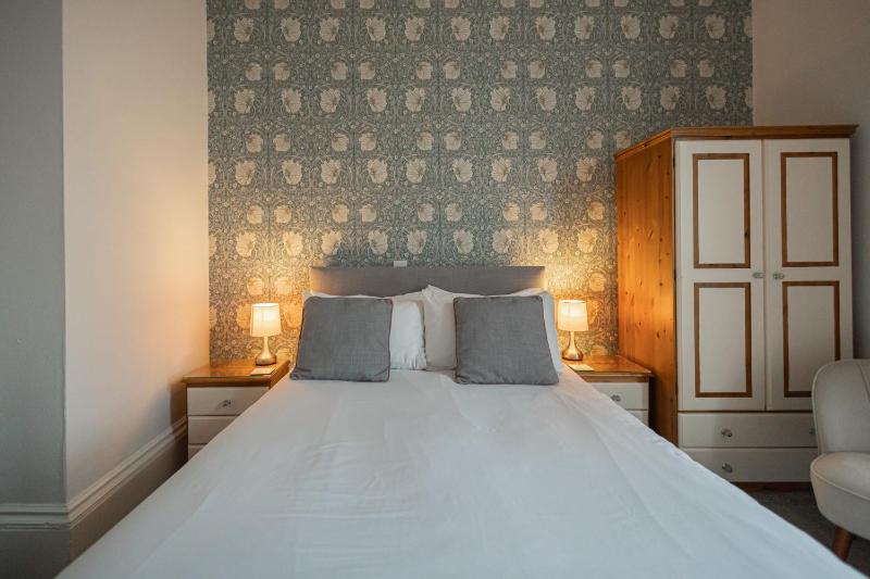 Large Double Room image 1