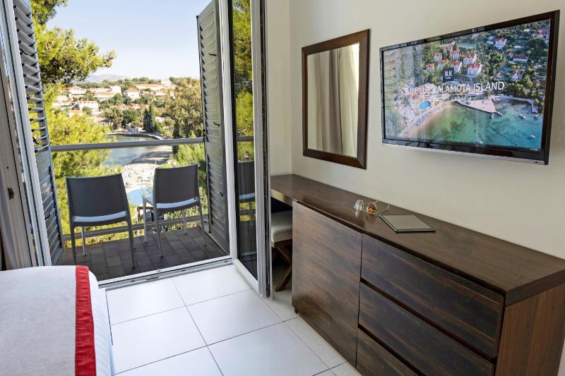 Junior Suite with Balcony and Side Sea View image 3