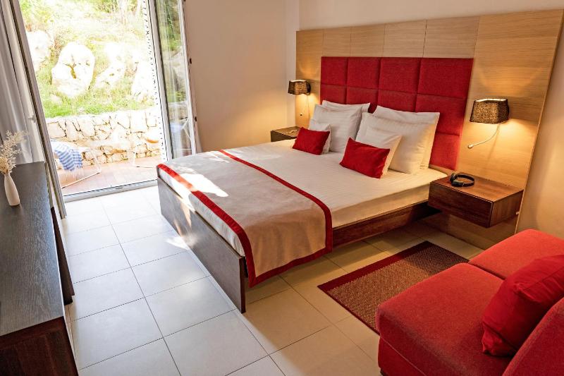Superior Double Room with Balcony image 4