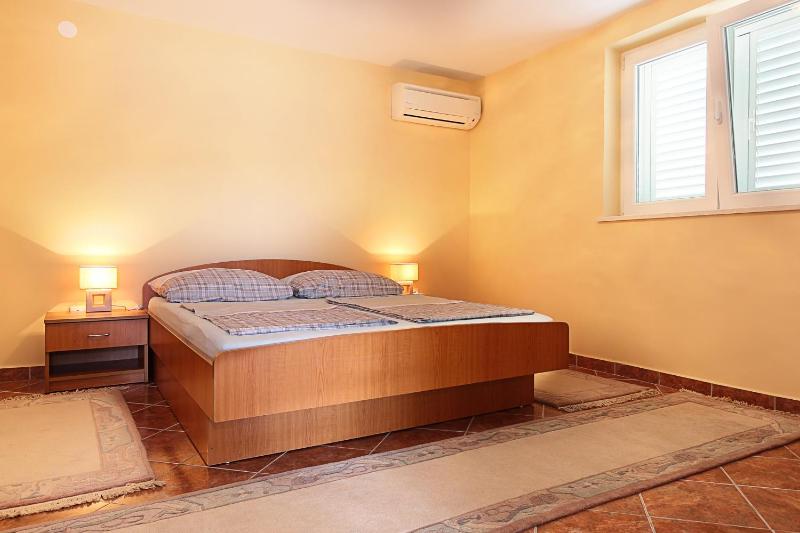 One-Bedroom Apartment image 2
