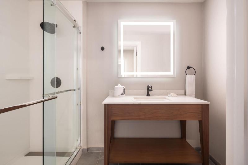 Standard King Room image 2