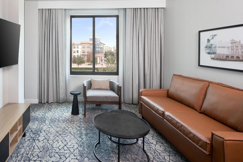 Junior, 1 Bedroom Junior Suite, 1 King image 4