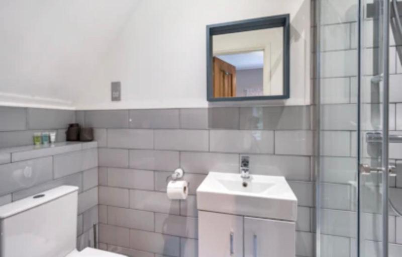 Single  Ensuite image 2