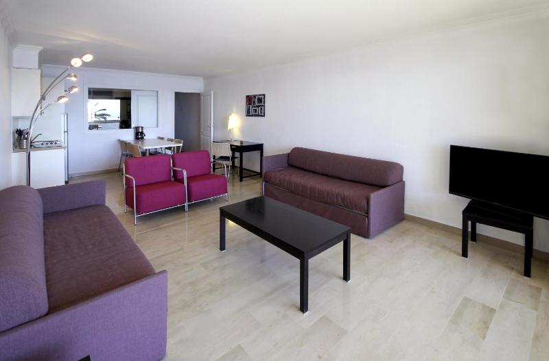 One-Bedroom Apartment with Sea View (6 Adults) image 2