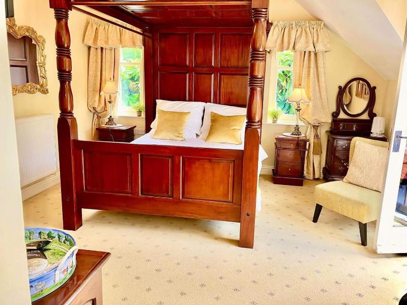 Luxury Double Room with Four Poster Bed image 1