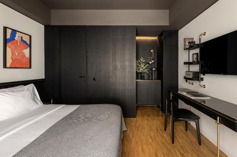 Superior Room with Balcony image 3