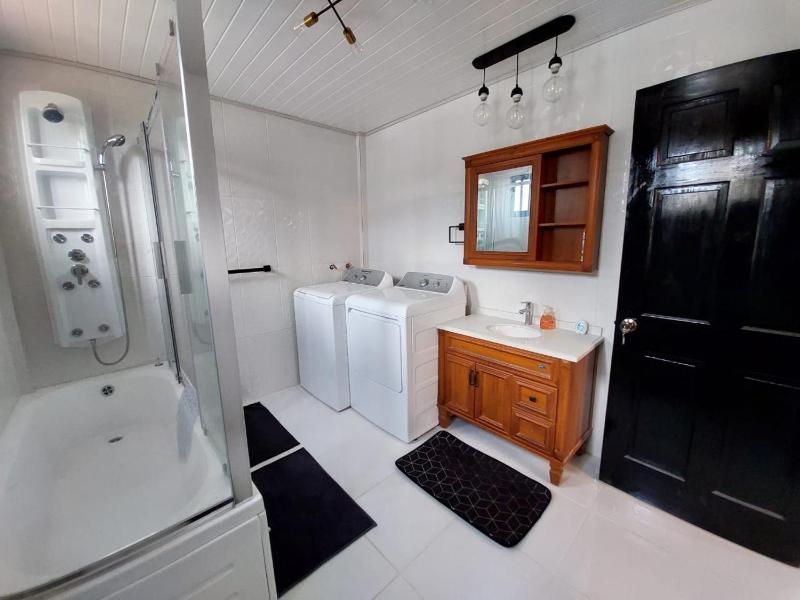 Cozy & Central 2 Bedroom Apt - image 10