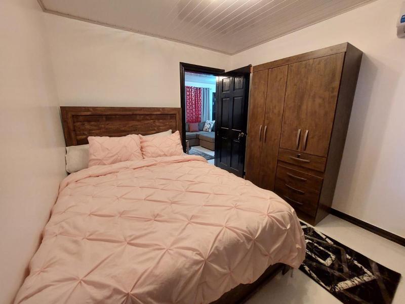 Cozy & Central 2 Bedroom Apt - image 2