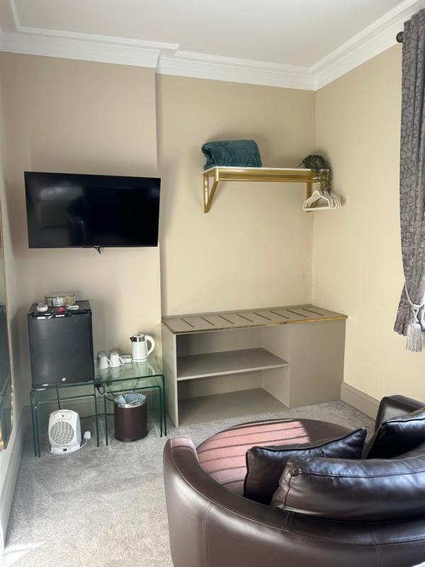 King Room with Ensuite image 4