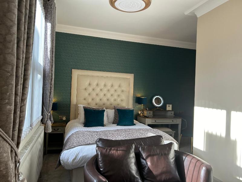 King Room with Ensuite image 1